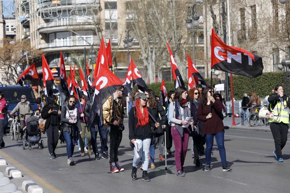 Manifestantes recorren la calle Colón.