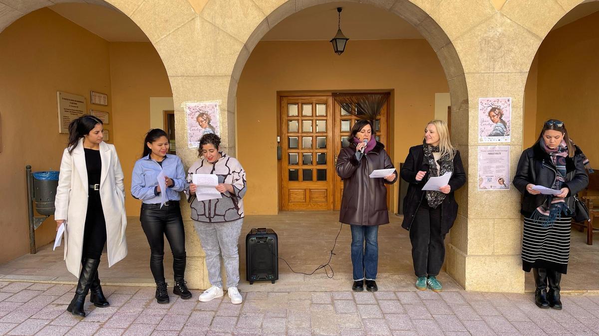 La plaça de l'Ajuntament ha acollit la lectura del manifest del 8M i la presentació dels Premis Dona Coratge.
