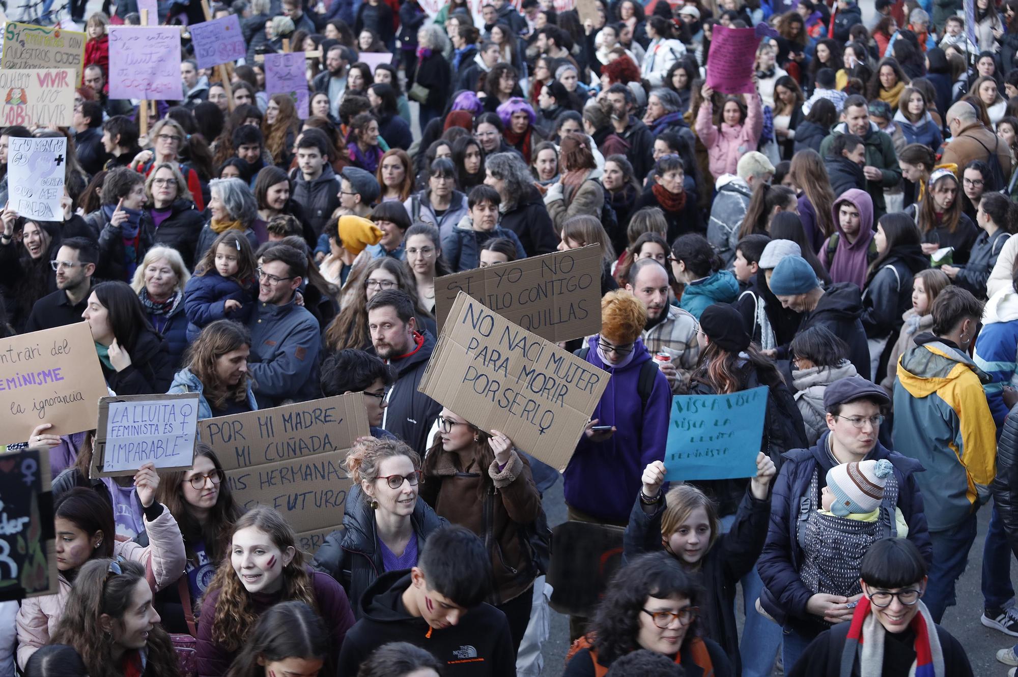 La manifestació feminista del 8-M a Girona en imatges