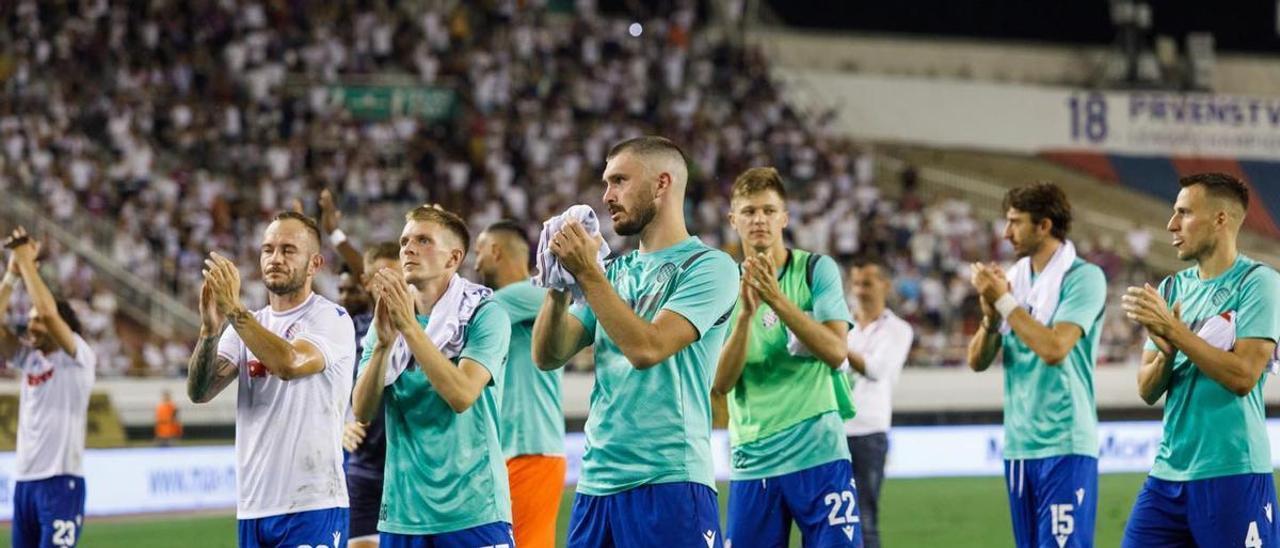 Jugadores del Hajduk Split saludan a sus aficionados, al término de la ida de su eliminatoria frente al Vitória SC.