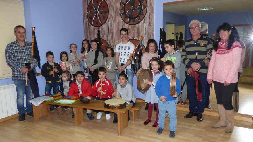 Alumnos de la Escuela de Música con el profesor Martín Fernández, a la izquierda; el presidente de la asociación, Ubaldo González, y la directora de la escuela, Rosa Fernández, a la derecha.