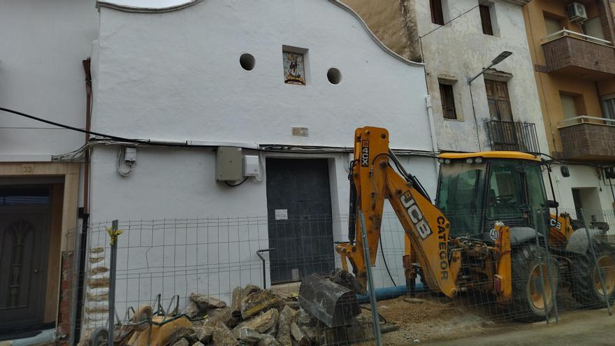 El Carrer Sant Miquel de Pego, patas arriba y con las obras paralizadas