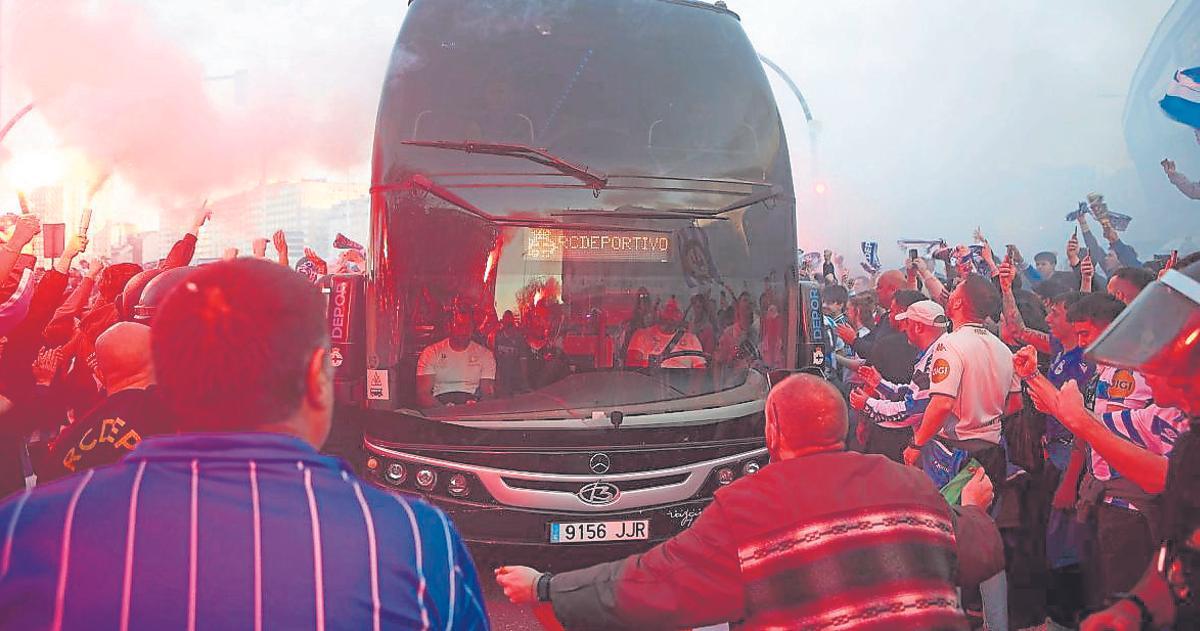 La afición apoyando al equipo en su llegada al estadio