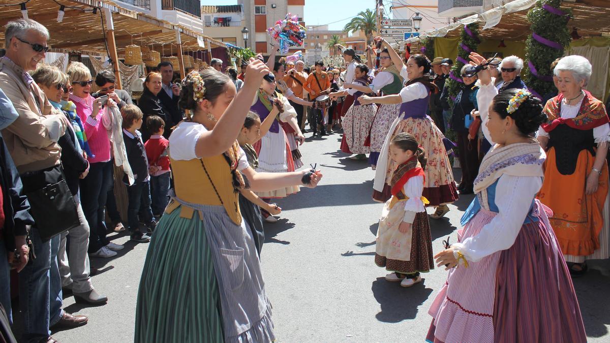 Los bailes y el folclore no faltan año tras año en la Trobà de Orpesa