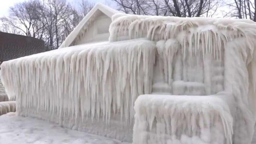 Una casa cubierta de hielo por una ola de frío fuera de lo común