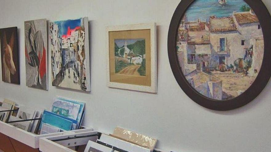 Una obra redonda de Mario Stafforini en una de las paredes de la galería.