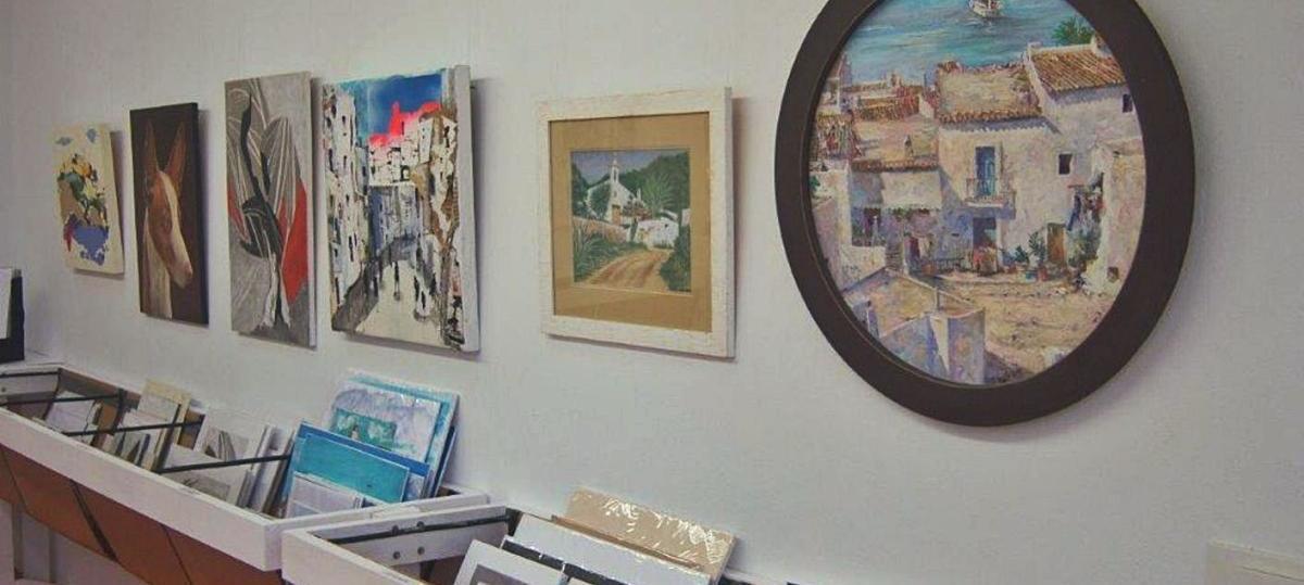 Una obra redonda de Mario Stafforini en una de las paredes de la galería.