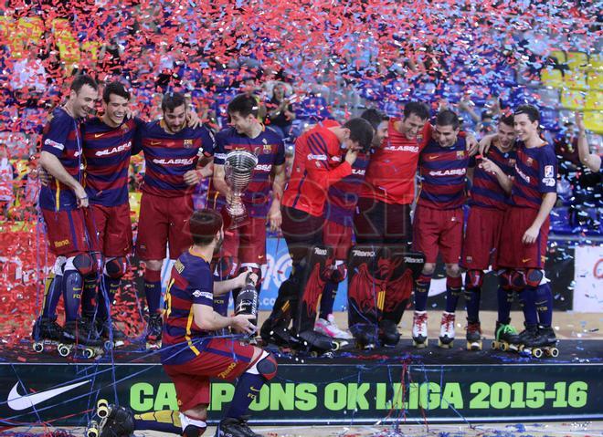 El FC Barcelona Lassa recibe el título de la OK Liga