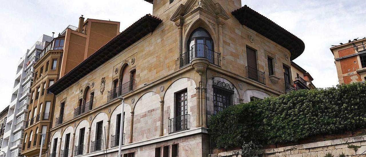 De izquierda a derecha, la capilla, detalle de una vidriera y uno de los salones de la Casa Paquet, durante su remodelación.