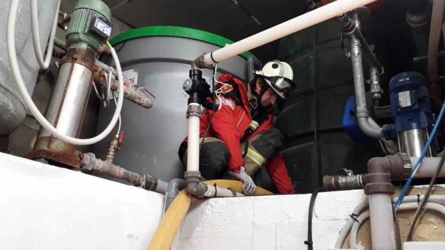 Los bomberos de la DPZ distribuyen agua a Utebo mientras se repara una avería