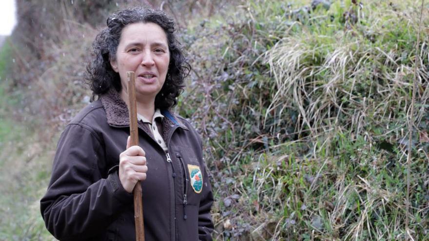 Marta Fernández, en un monte de Lena, durante su jornada laboral como guarda rural. | Fernando Rodríguez