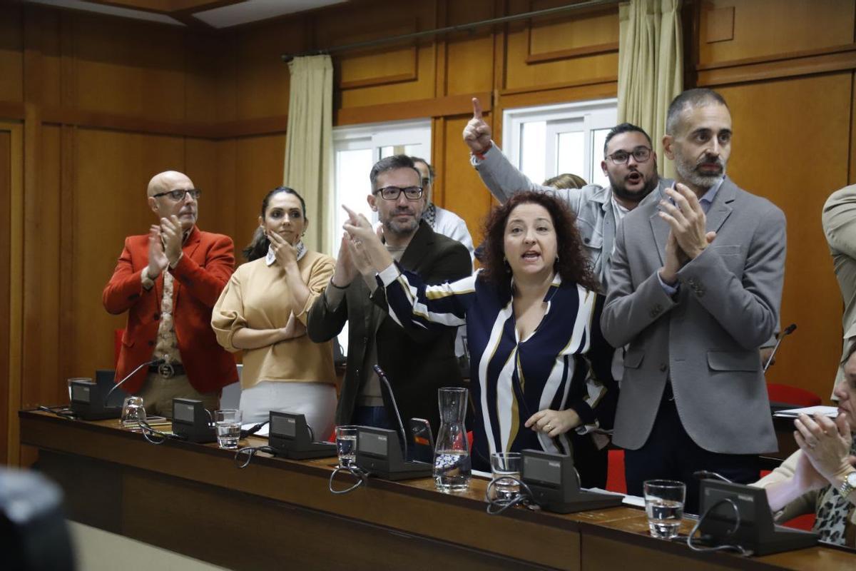 La oposición aplaude a los vecinos de Villarrubia, antes de la suspensión del pleno.