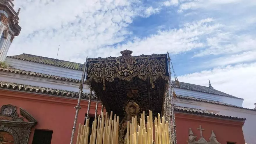 Vídeo | Sale la Virgen de las Lágrimas a los sones de la Banda municipal de Arahal