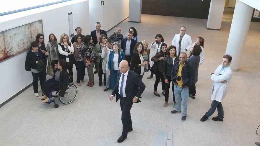 El gerente Dionisio López Bellido, en primer término, mostrando a los colectivos el nuevo hospital. // I.O.