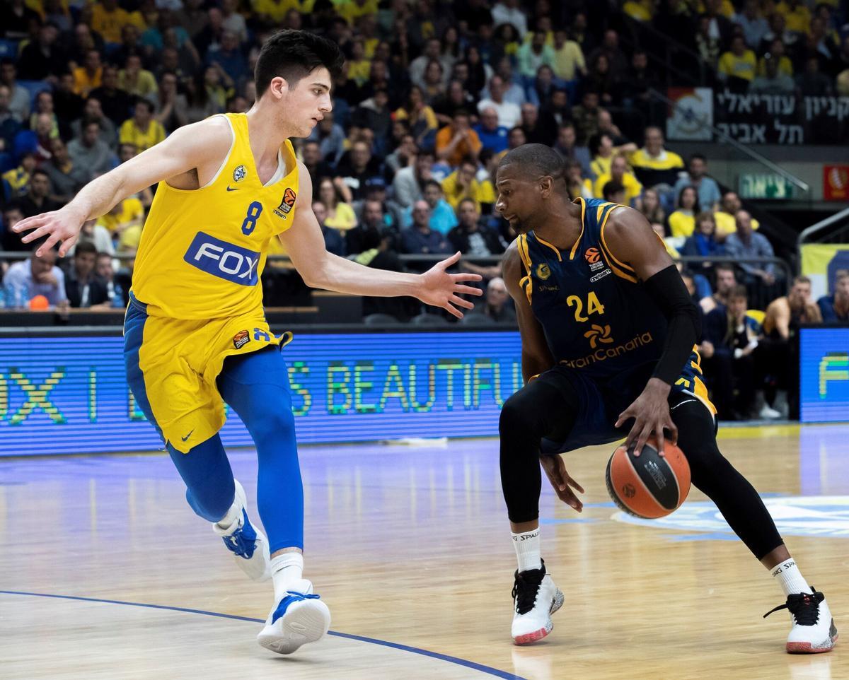 TAV01. TEL AVIV (ISRAEL), 28/03/2019.- DJ Strawberry (d) de Herbalife Gran Canaria en acción ante Deni Avdija (i) de Maccabi Fox Tel Aviv durante su encuentro de Euroliga disputado este jueves en Tel Avív (Israel). EFE/ Jim Hollander