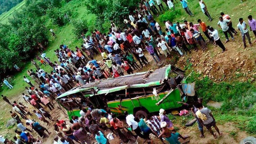 Al menos 21 muertos al caer un autocar por un puente en la India