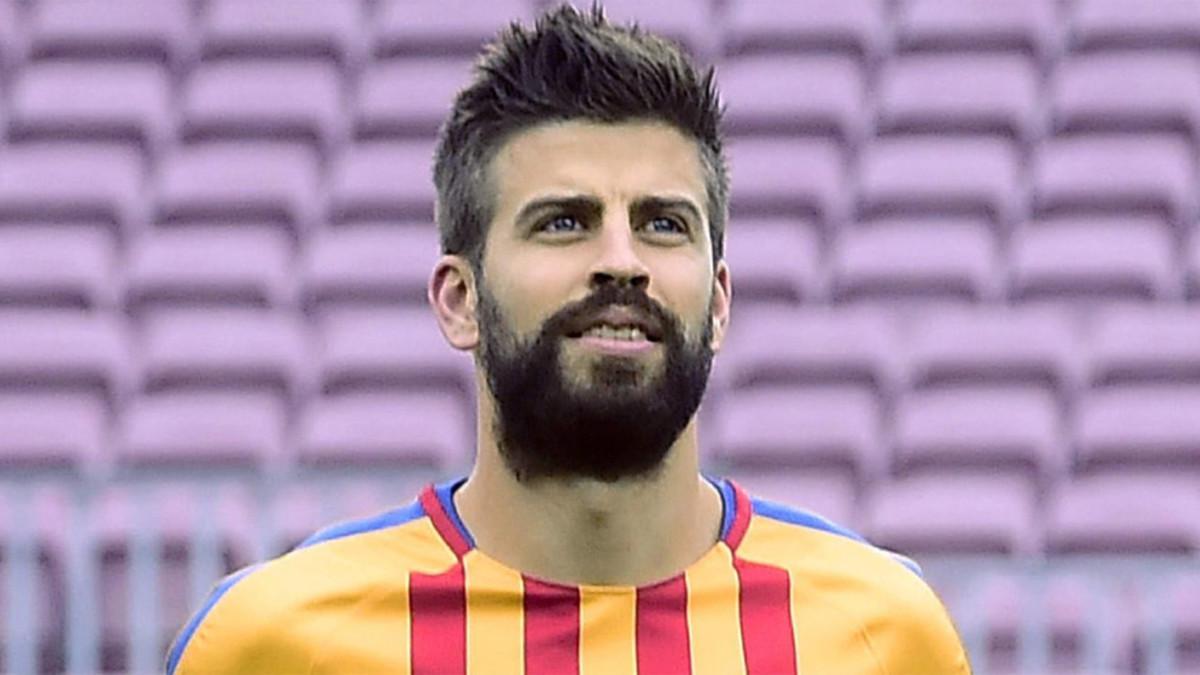 Gerard Piqué, durante el calentamiento previo al FC Barcelona - UD Las Palmas del 1 de octubre en el Camp Nou