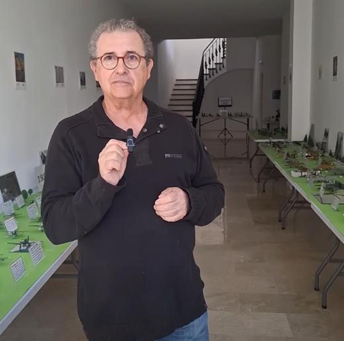 Vicent Soler Fayos en la sala de exposiciones de la Biblioteca de Castelló de la Ribera.