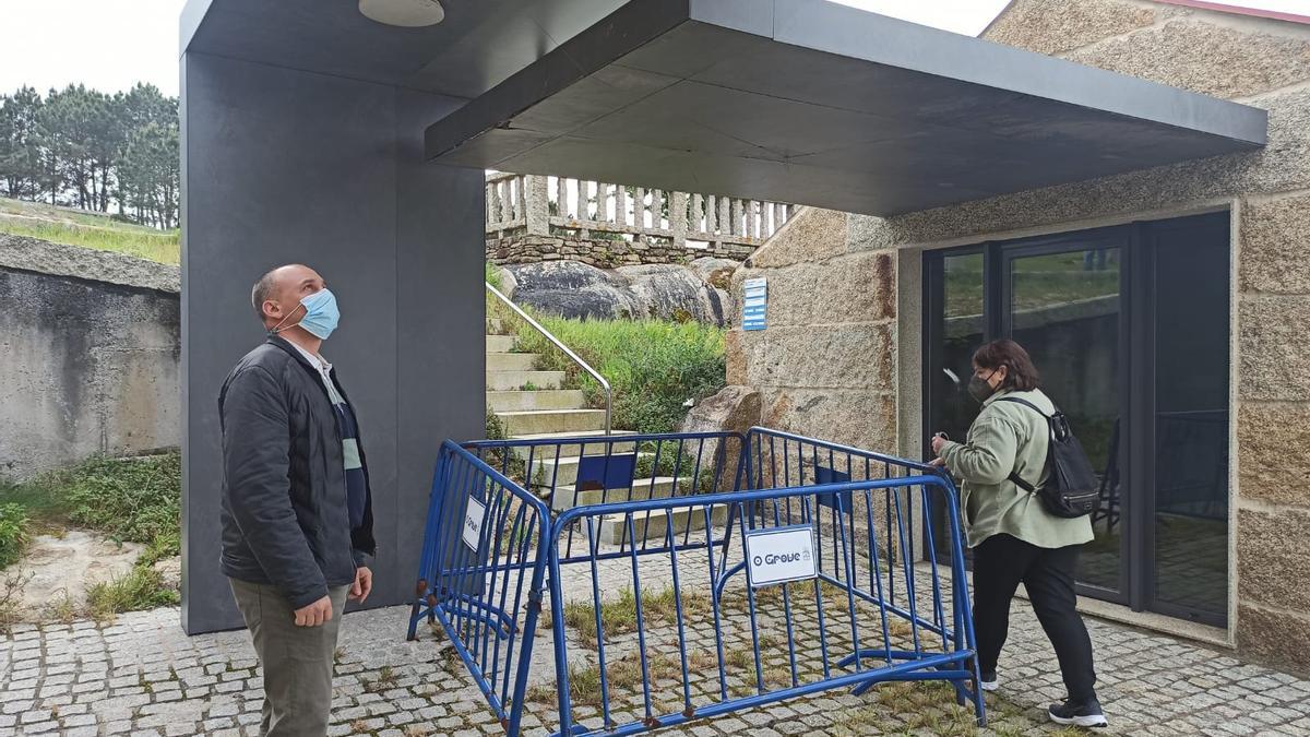 Los ediles nacionalistas David Torres y Sara Abeijón, revisando deficiencias en el Museo da Salga.