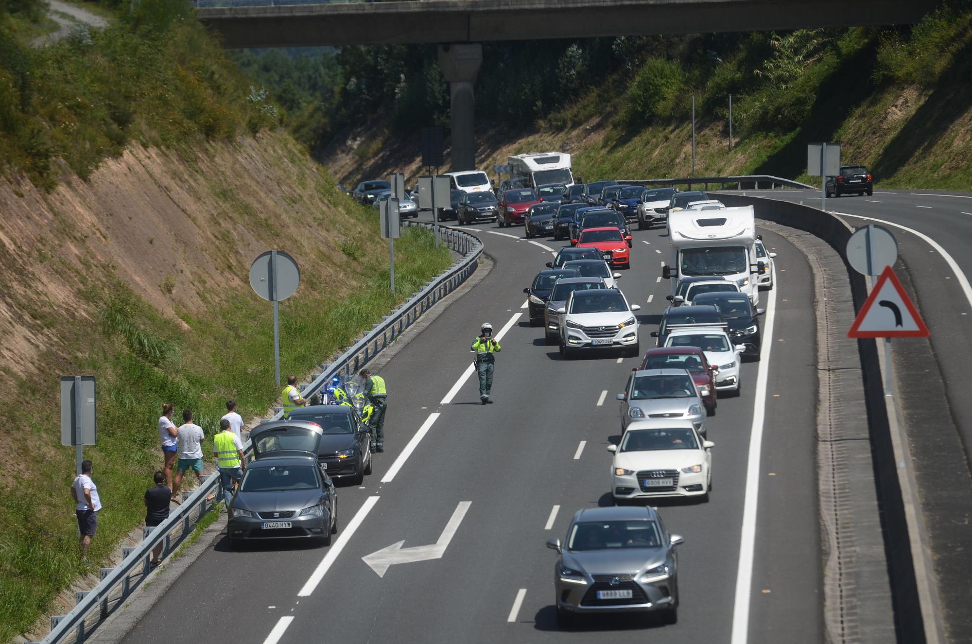 Un accidente por alcance registrado el sábado durante las retenciones en la Autovía do Salnés antes de acceder a la vía rápida de Sanxenxo.