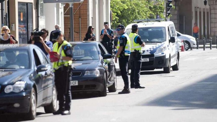 Agentes, en controles de tráfico en uno de los accesos a la Marina.