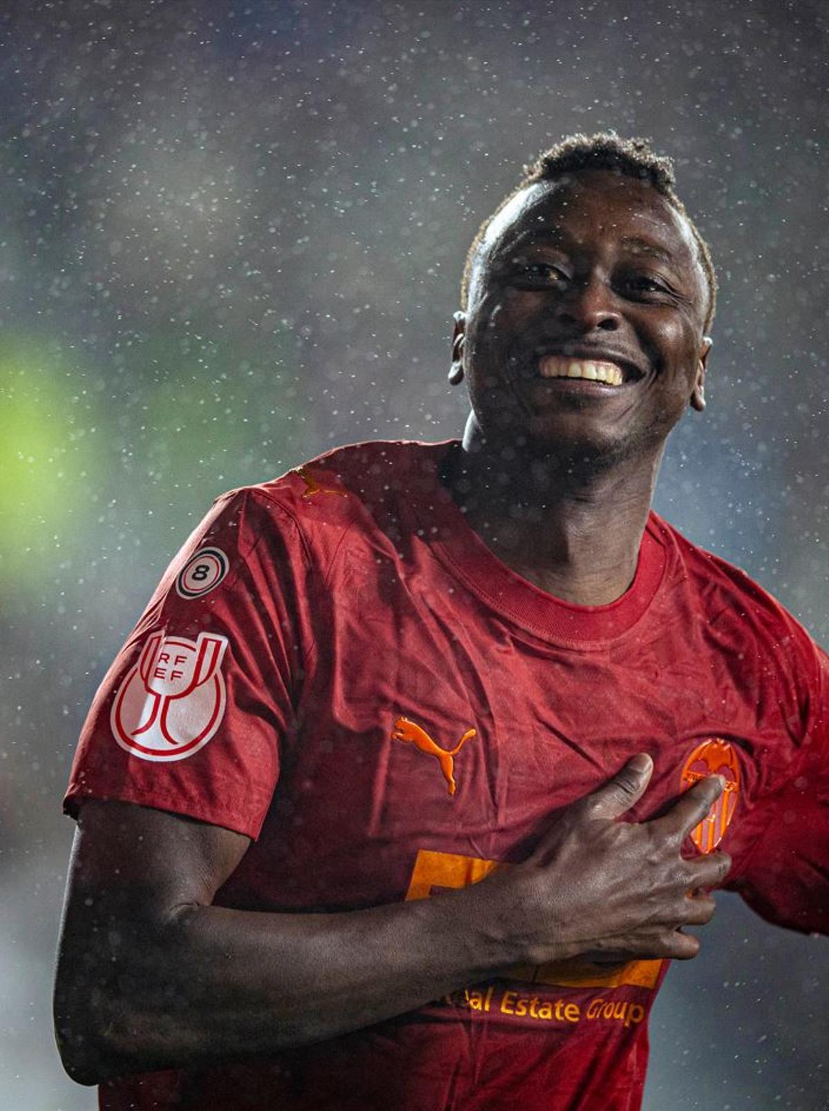 Umar Sadiq celebra su gol