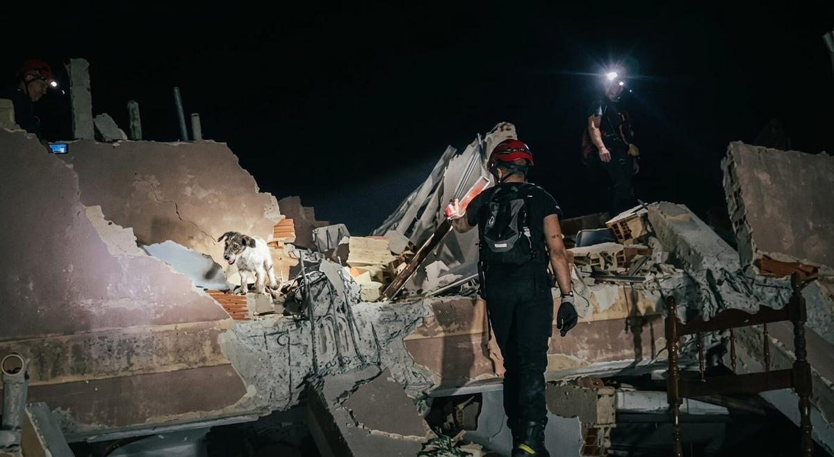Bomberos del Consorcio de Córdoba con el perro especializado en la búsqueda de supervivientes, en la noche del sábado en Venezuela (imagen facilitada por el Consorcio).