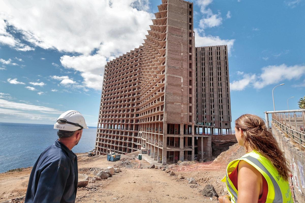 Trabajos de demolición de las escaleras de los pisos bajos del mamotreto de Añaza