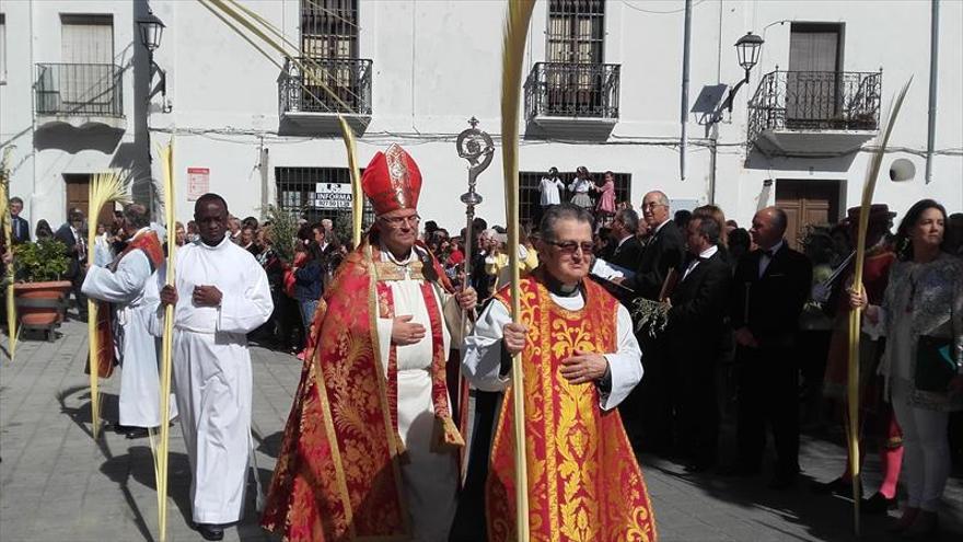 El obispo preside la procesión del Domingo de Ramos en Coria
