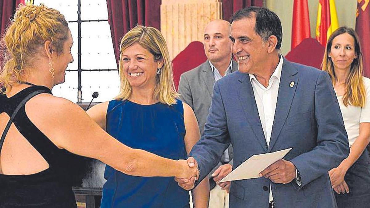 La concejala de Cs (izquierda), en un acto junto al alcalde de Murcia (centro).