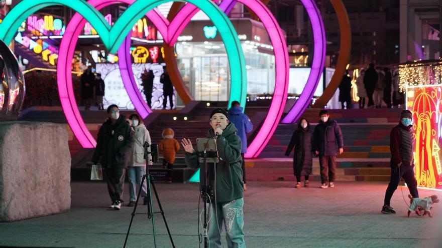 Una artista canta en una zona de negocios de Pekín, capital de China.