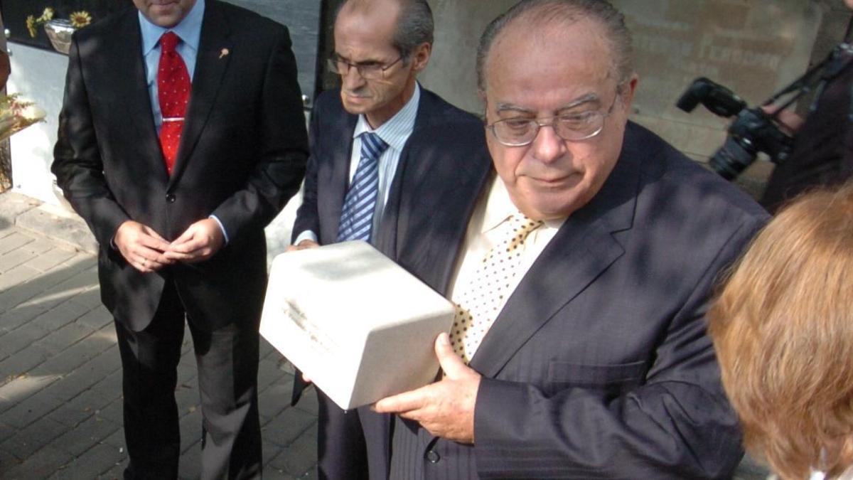 Fernando Egea Dos Santos, con las cenizas de su madre en el cementerio de Vegueta en 2009.