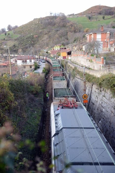 Descarrila un tren de mercancías en Lena