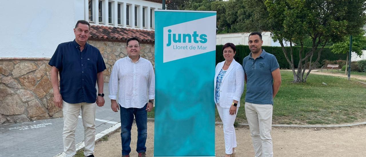 D&#039;esquerra a dreta, el coordinador de Junts a Lloret, Romà Codina, el precandidat, Jordi Martínez, la diputada Maria Antònia Batlle i el responsable d&#039;Organització de Junts a Lloret, Èric Bertran