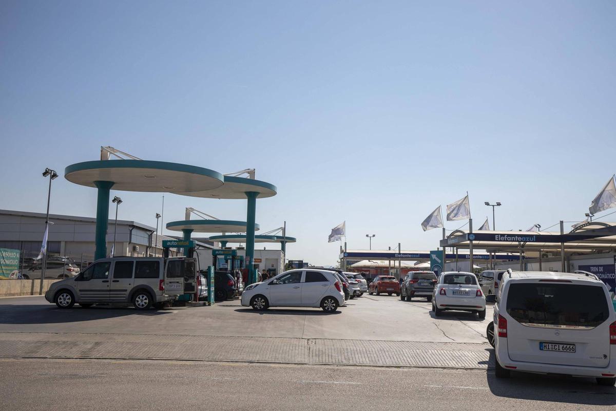 El precio de la gasolina se dispara en Mallorca y vuelven las colas a las estaciones de servicio 'low cost' El precio de la gasolina se dispara en Mallorca y vuelven las colas a las estaciones de servicio 'low cost'
