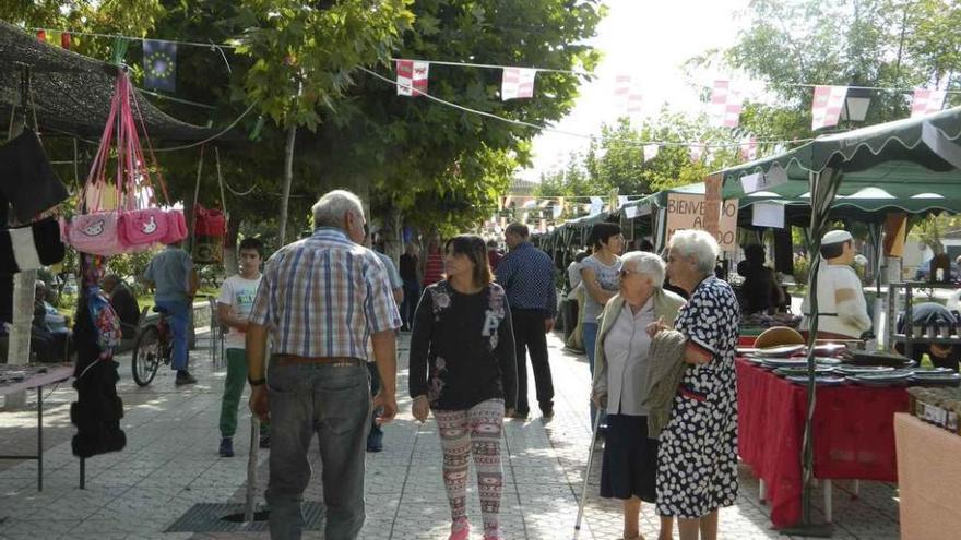 La gente pasea por la feria de artesanía instalada en la Plaza Mayor.