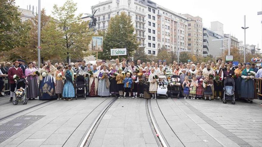 Los pueblos de Ejea lucen sus mejores galas en la tradicional Ofrenda a la Virgen del Pilar