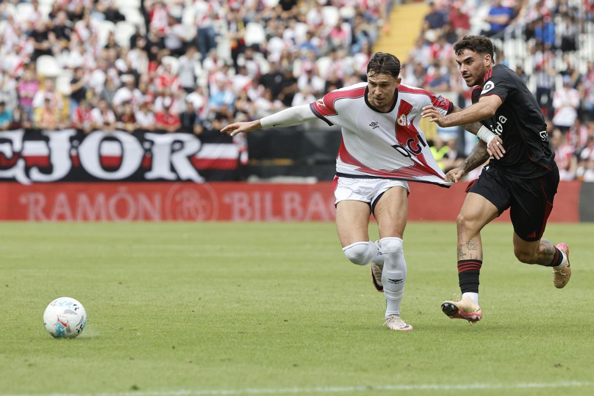 Ratiu disputa un balón con Isaac Romero en el Rayo-Sevilla en Vallecas de LaLiga