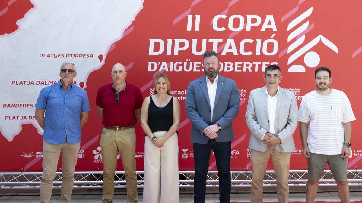 El diputado de Deportes, Iván Sánchez, junto a varios ediles de las poblaciones de la II Copa Diputació d’Aigües Obertes.