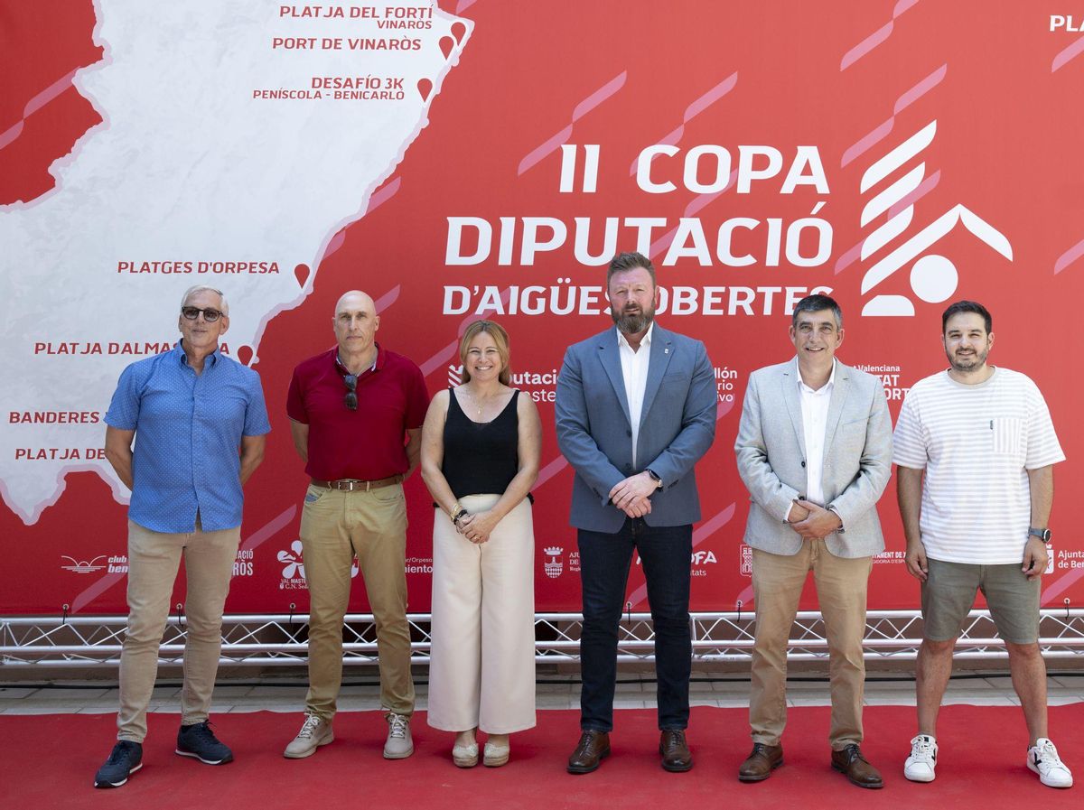 El diputado de Deportes, Iván Sánchez, junto a varios ediles de las poblaciones de la II Copa Diputació d’Aigües Obertes.