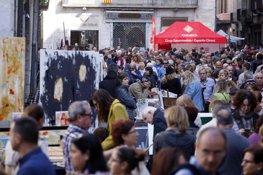 Milers de persones omplen Girona per Tots Sants