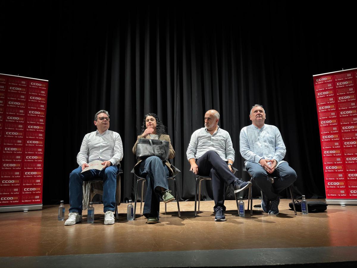 El secretario comarcal, Andrés Bermejo, junto al secretaria general, Ana García Alcolea, y otros representantes sindicales.