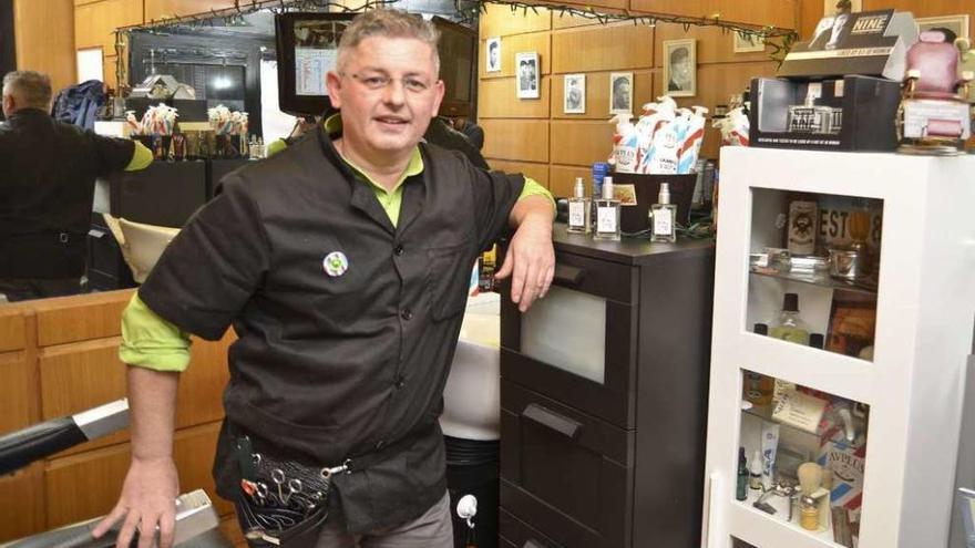 José Segundo Mallo, en el interior de la peluquería-barbería que regenta en Monte Alto.