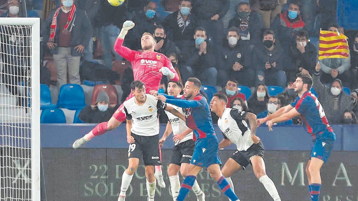 El neerlandés despeja un balón frente al Levante UD