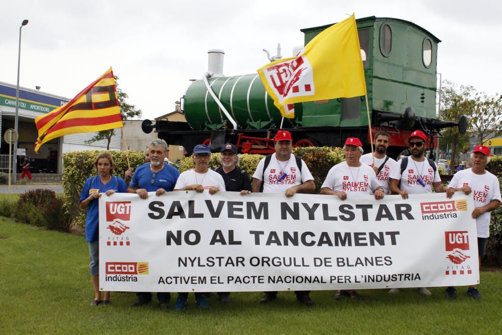 Manifestació contra els acomiadaments a Nylstar