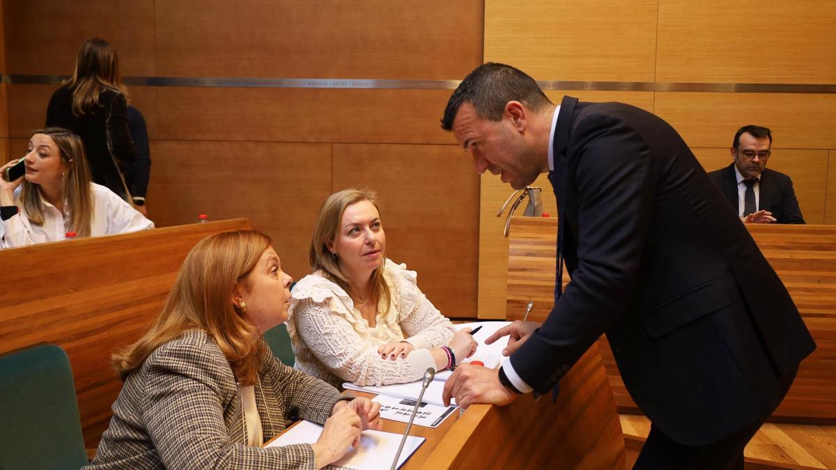 Reme Mazzolari, Natàlia Enguix y Vicent Mompó, antes de un pleno.