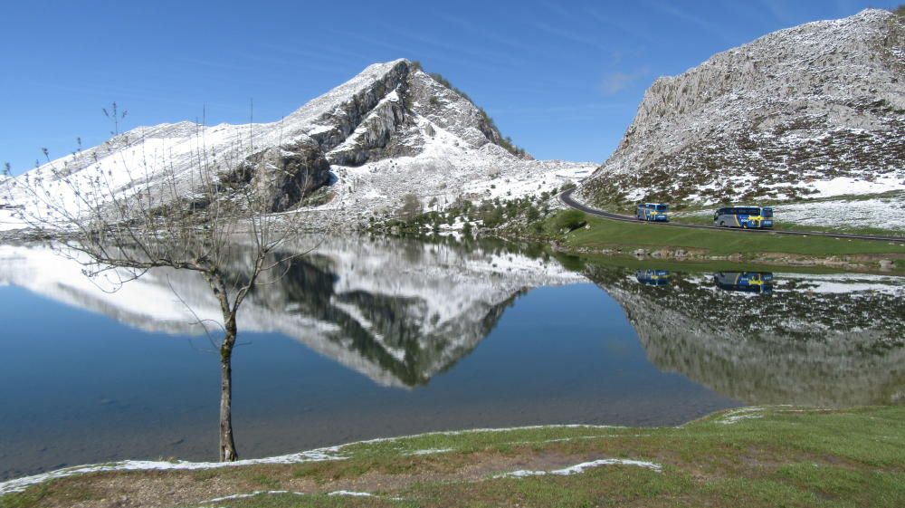 Sol y nieve para disfrutar de Los Lagos de Covadonga