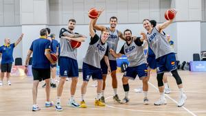 Juancho, Díaz, Willy, Llull y Claver bromean tras ganar uno de los ejercicios de tiro del entrenamiento