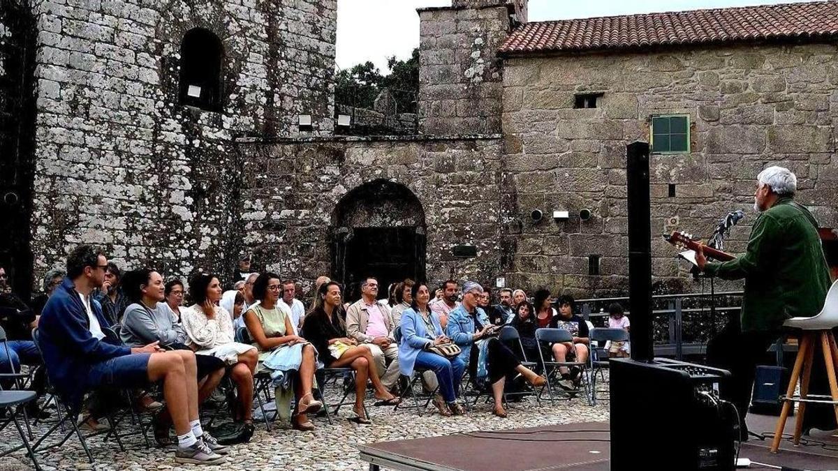 Concerto do artista Héctor Lera no castelo de Vimianzo.