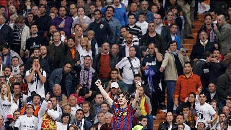 El davanter del Barcelona Leo Messi celebra el gol que va anotar dissabte passat al Santiago Bernabéu de Madrid.